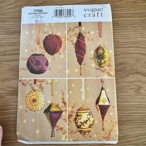 Elegant Holiday Ornament Pattern